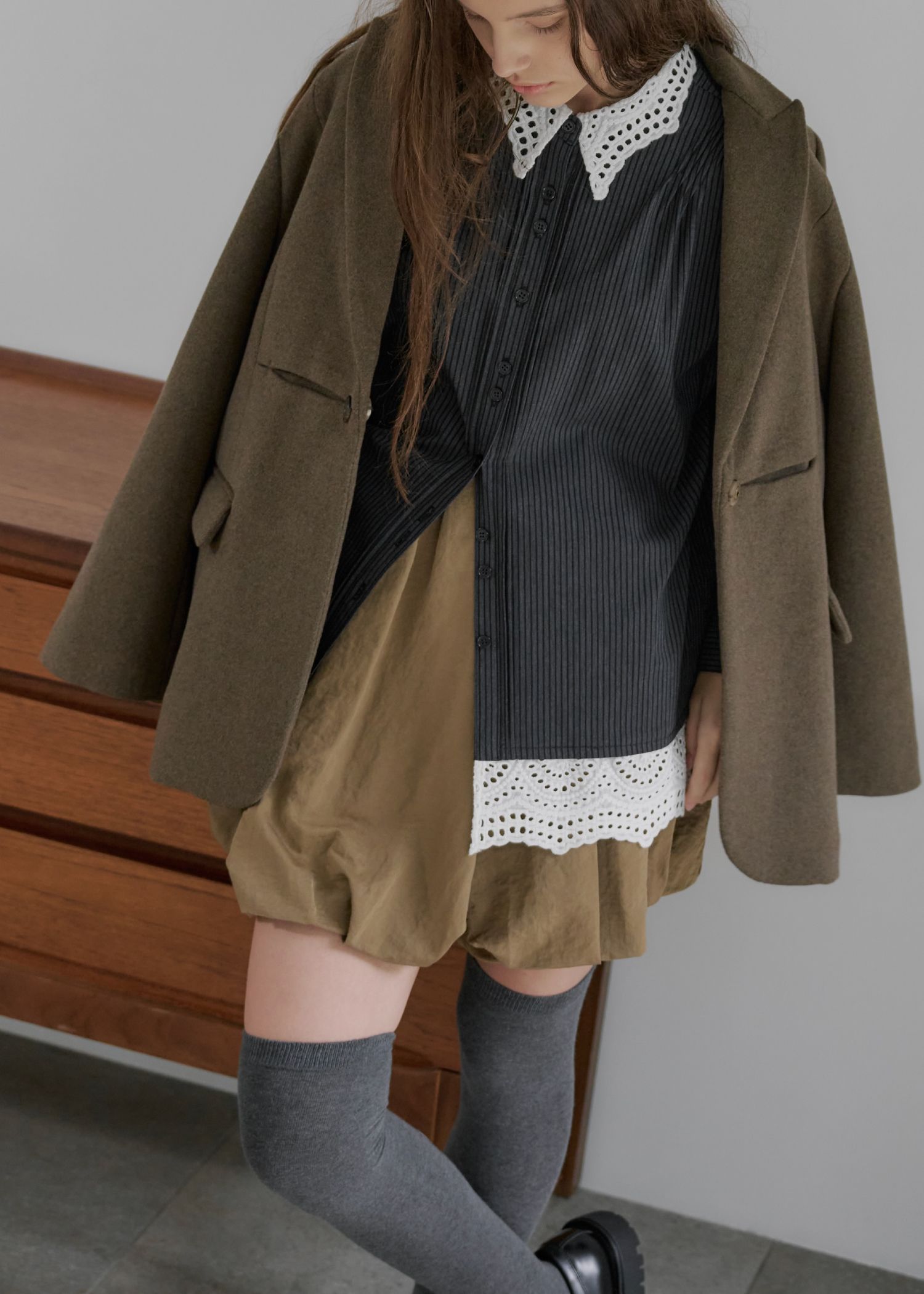 lace collar hem shoulder pintuck SH / レースヘムショルダー ピンタックシャツ (チャコール) / 25AW /