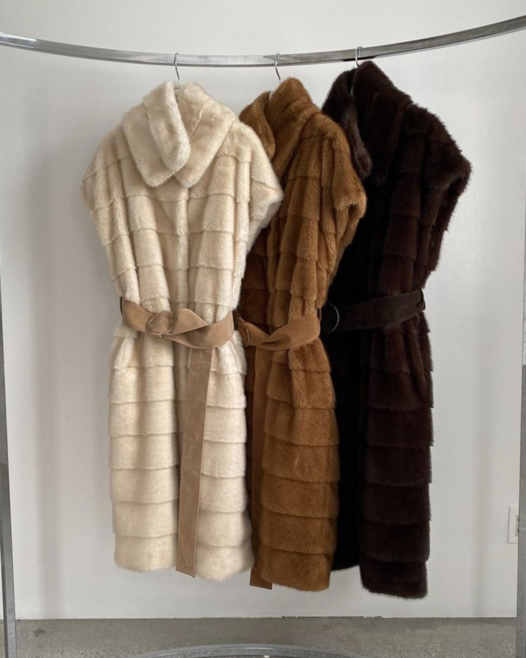 【先行予約】【26TH-10】ミンク調ファーロングベスト (キャメル) Mink Like Fur Long Vest (Camel) /  エコファー  /  フェイクファー 【受注期間6/14 23:59まで】