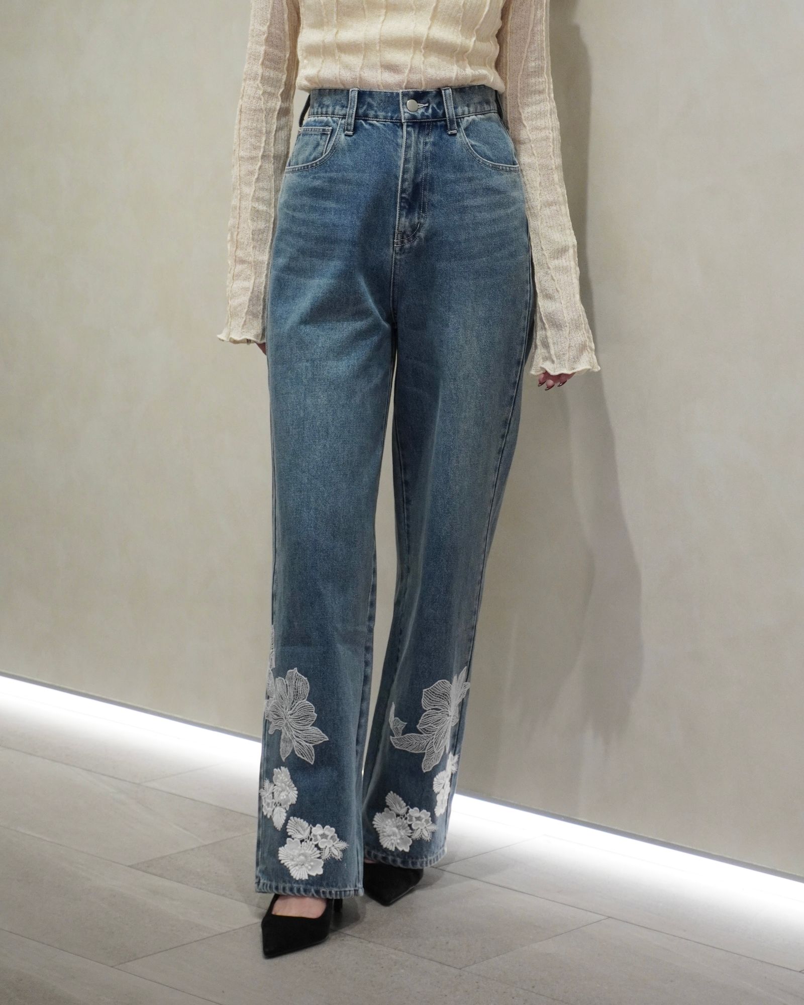 lace embellished hem straight denim PT / レース ストレートデニムパンツ (L/blue) / 26SS