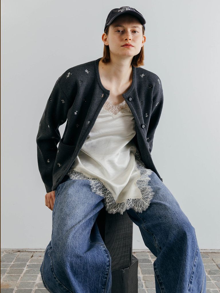 インナーとしても主役としても使いやすい計算されたサイズ感により、
シャツやニット、ジャケットのインナーはもちろん、Tシャツやカットソーとのレイヤードまで幅広く対応。