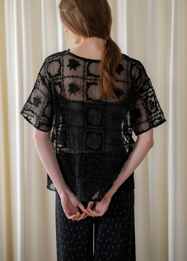 レースTシャツのインナーにはタンクトップやロゴTシャツ、キャミワンピース合わせも