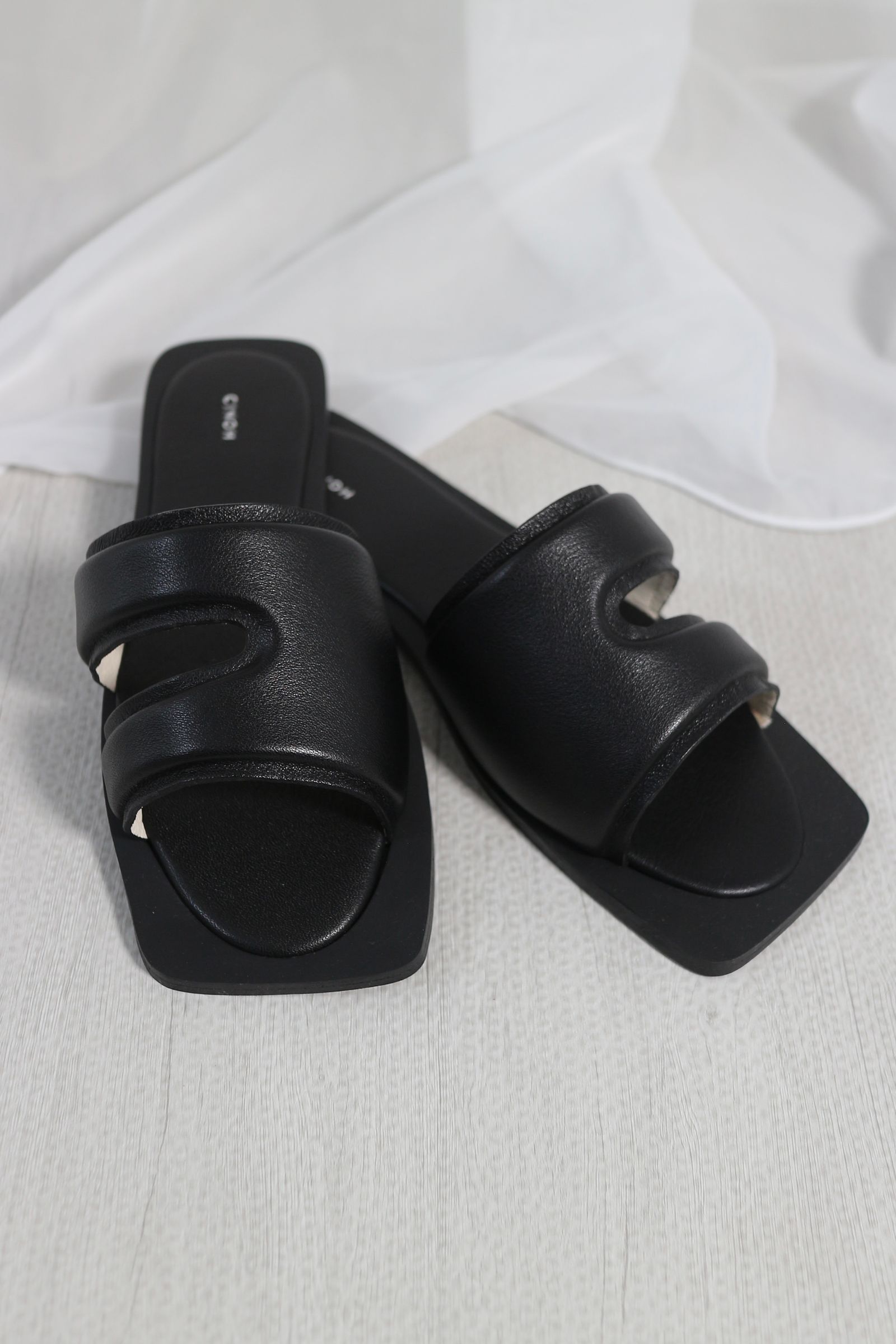 SQUARE TOE FLAT SANDAL / スクエアトゥフラットサンダル (ブラック)