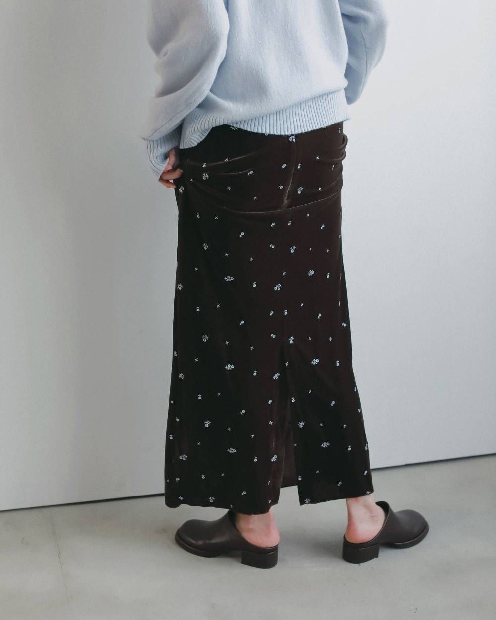エンブロイダリー フラワーベロアスカート (ブラウン) Embroidery Flower Velourskirt (Brown) / 26AW 【6月29日まで期間限定予約】