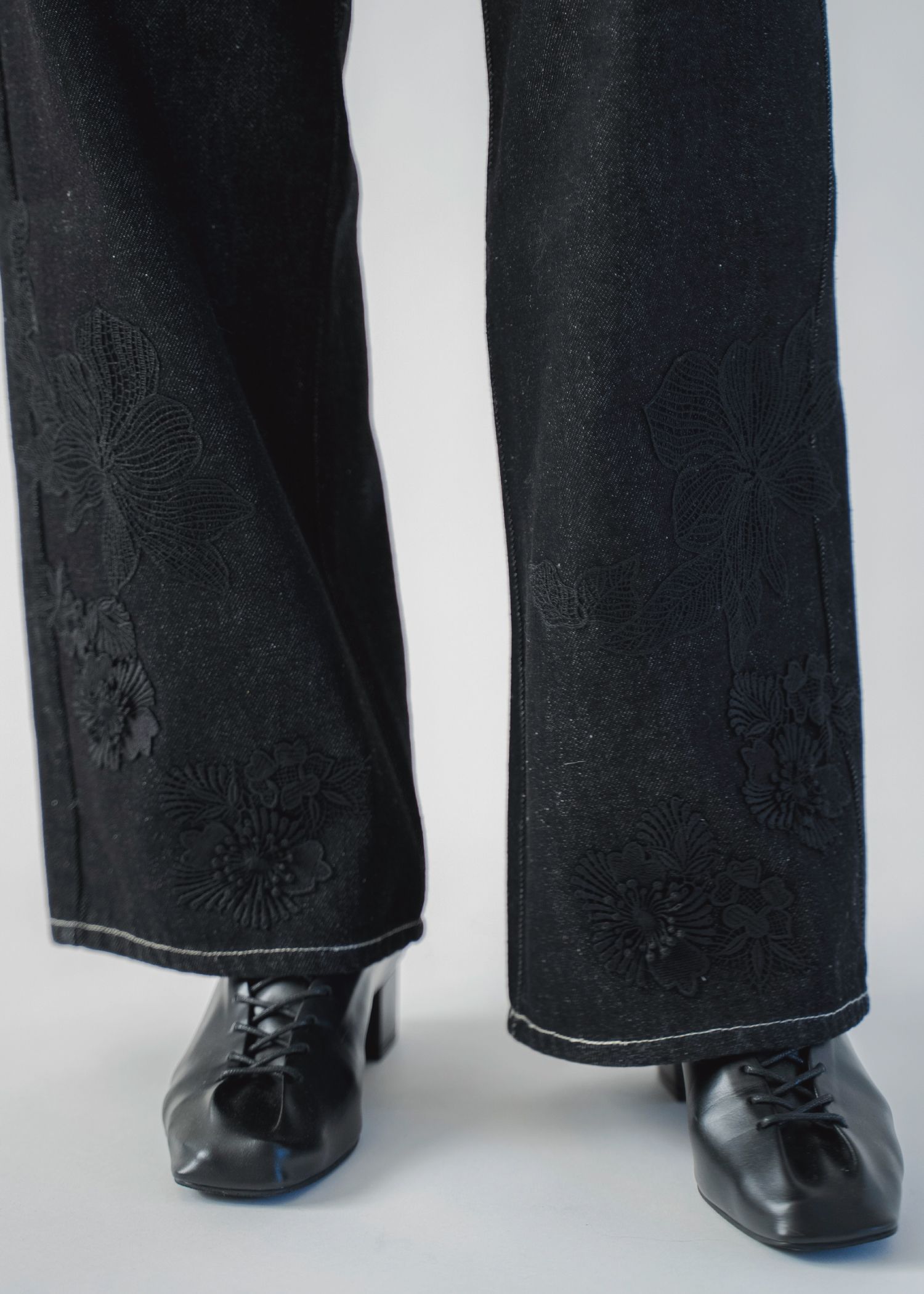 lace embellished hem straight denim PT / レース ストレートデニムパンツ (Black) / 26SS