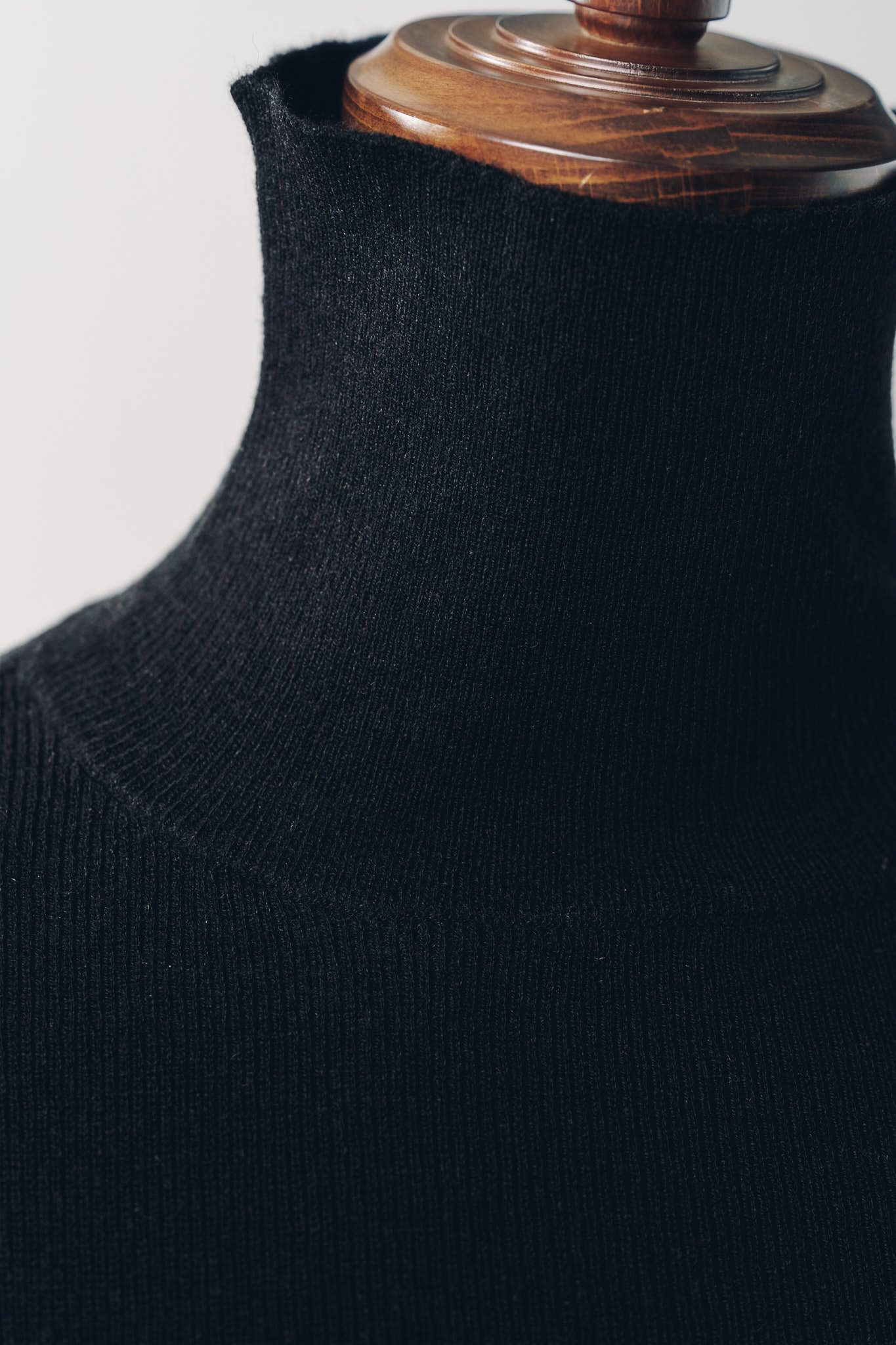 フリルハイネックニット (ブラック) frill high neck knit (Back) / 26AW