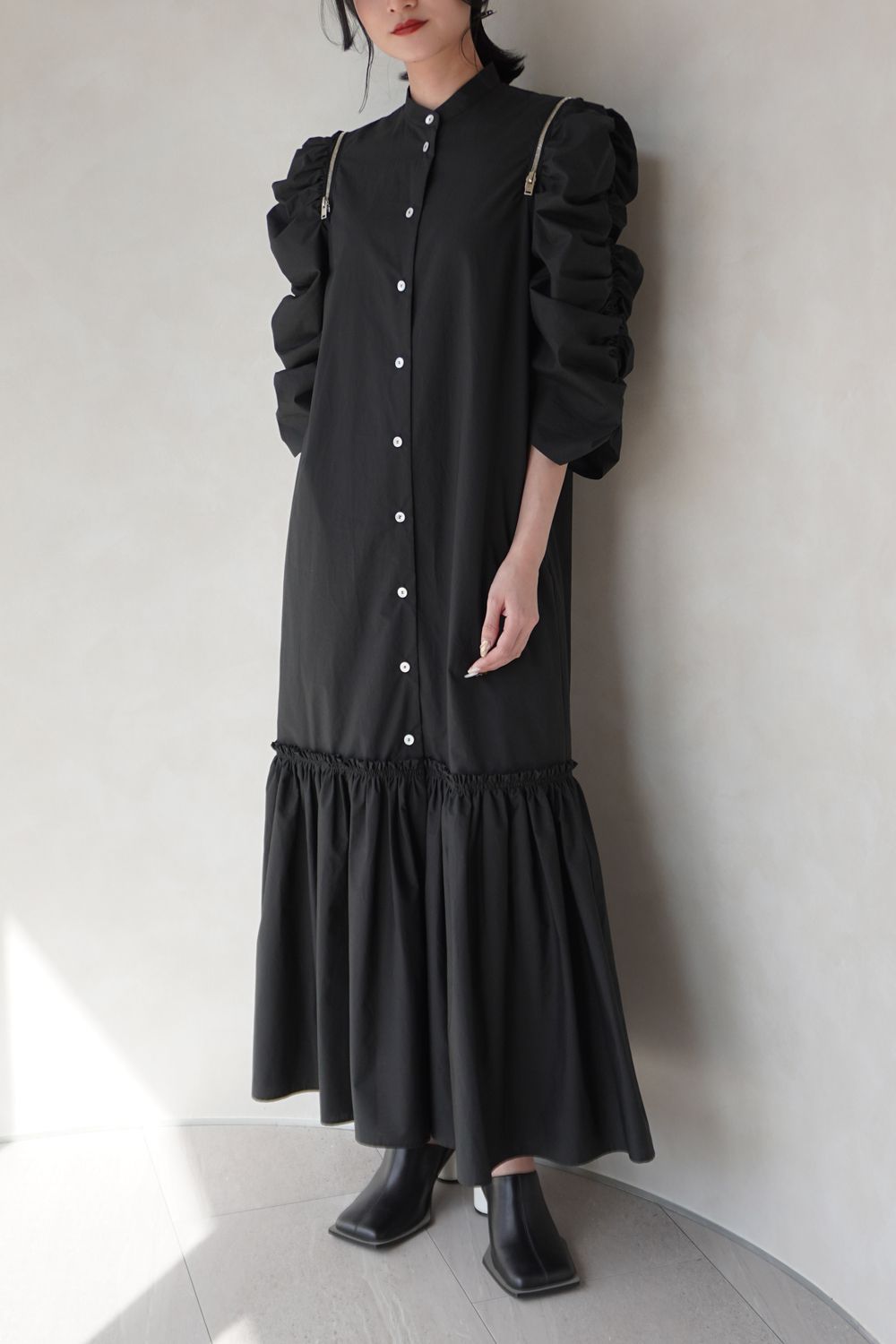 CINOH - GATHERED SLEEVE DRESS / ギャザースリーブドレス (ブラック) | Sir online store / サー  オンラインストア