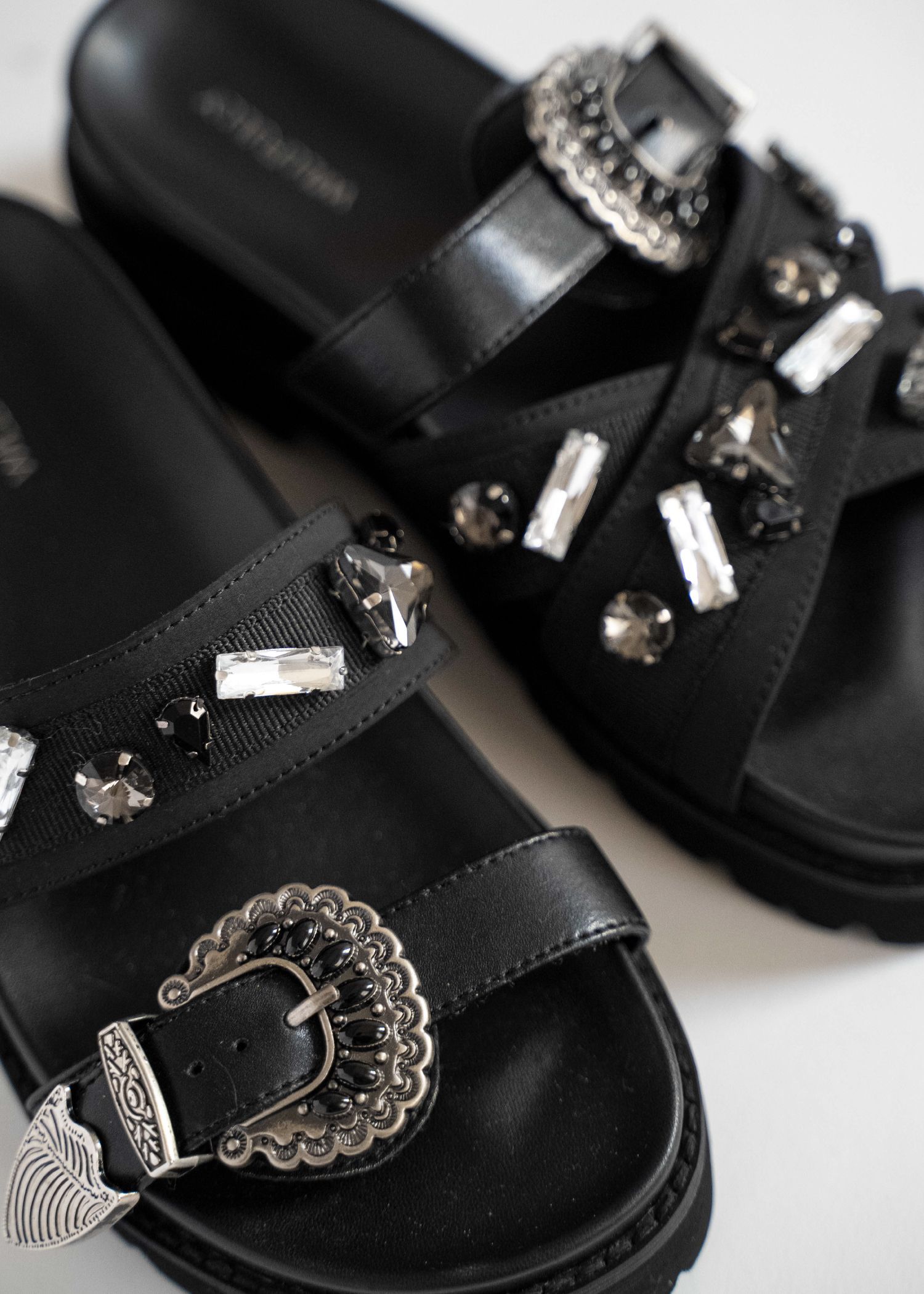 asymmetric bijou strap sandal (Black) / ビジューサンダル (ブラック) / 26SS