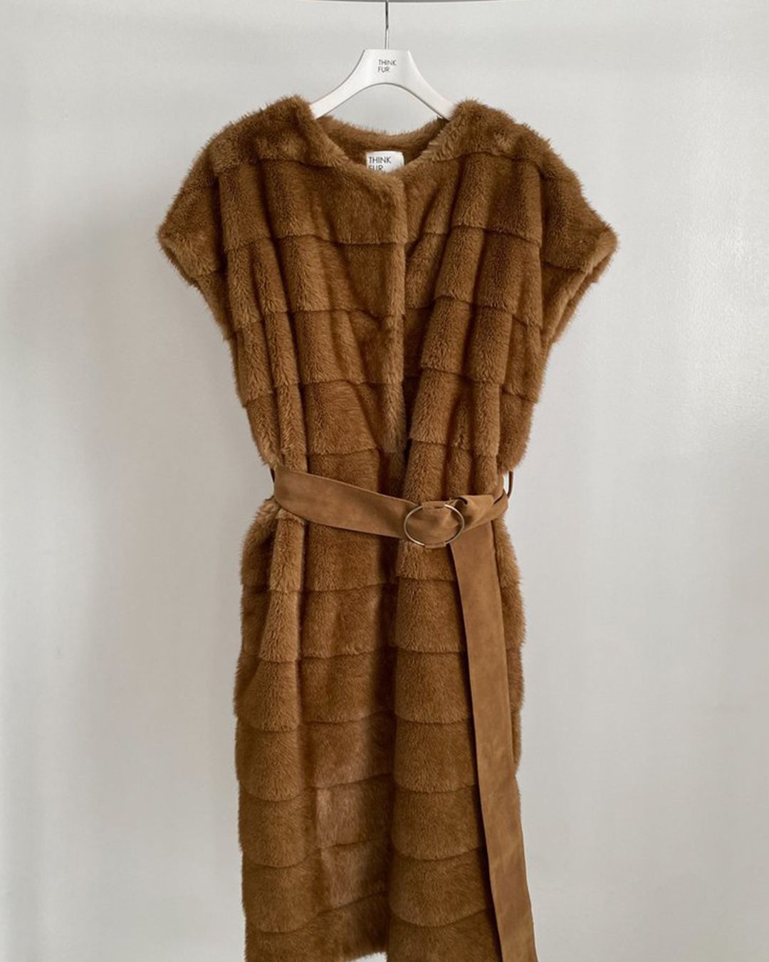 【先行予約】【26TH-10】ミンク調ファーロングベスト (キャメル) Mink Like Fur Long Vest (Camel) /  エコファー  /  フェイクファー 【受注期間6/14 23:59まで】