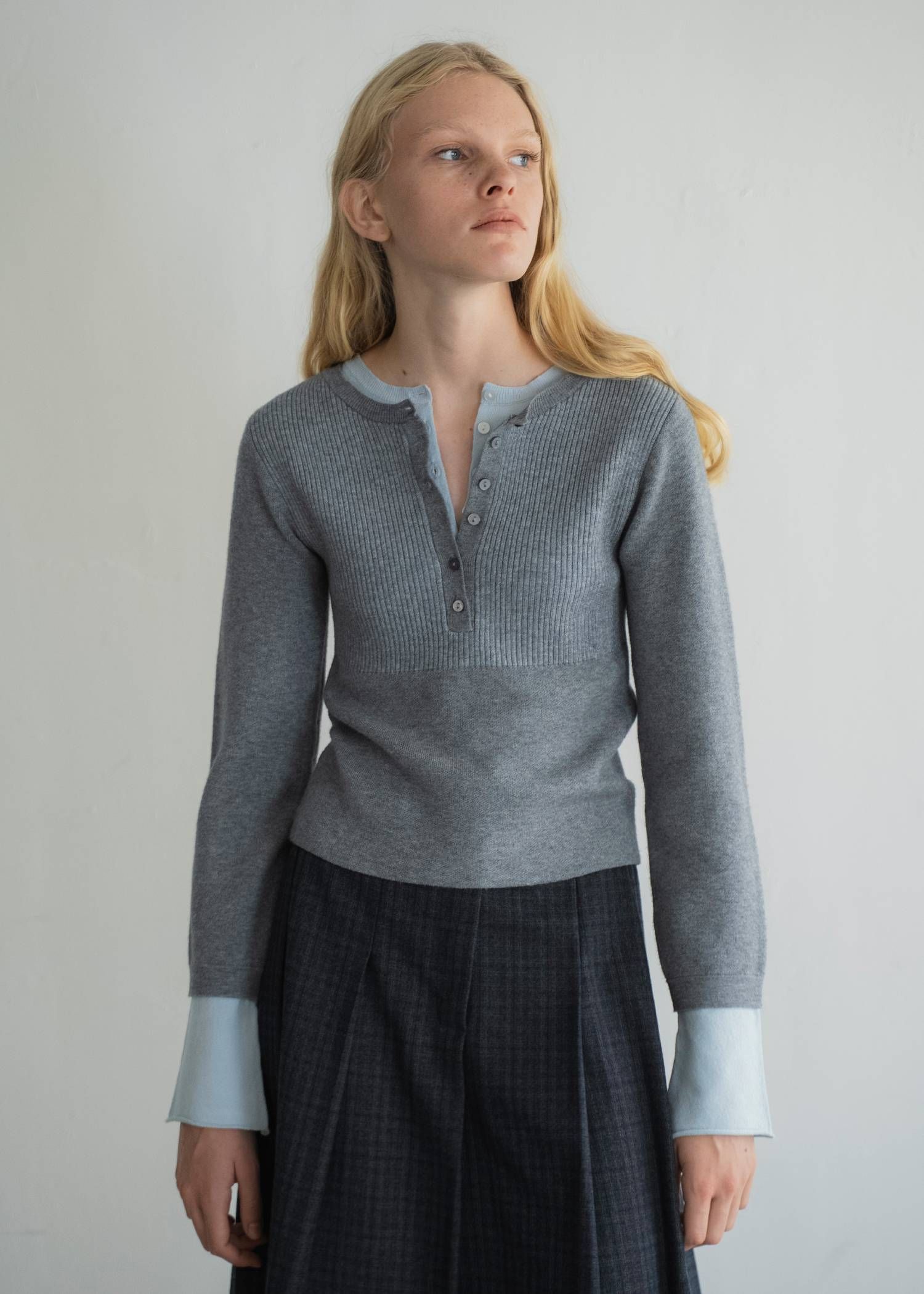 レイヤード ヘンリーニット (グレー) button henley effortless layered knit (Gray) /  26AW
