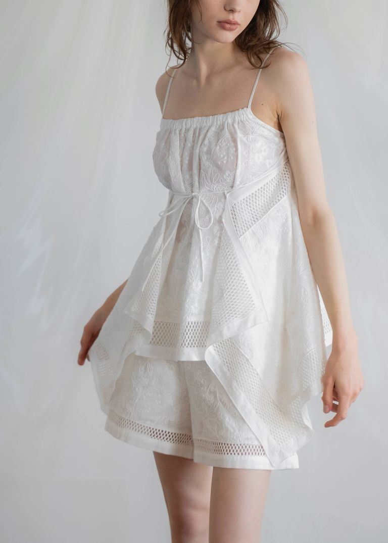 脇に縫い込んだラップパネルで着用バリエーションのあるデザインに