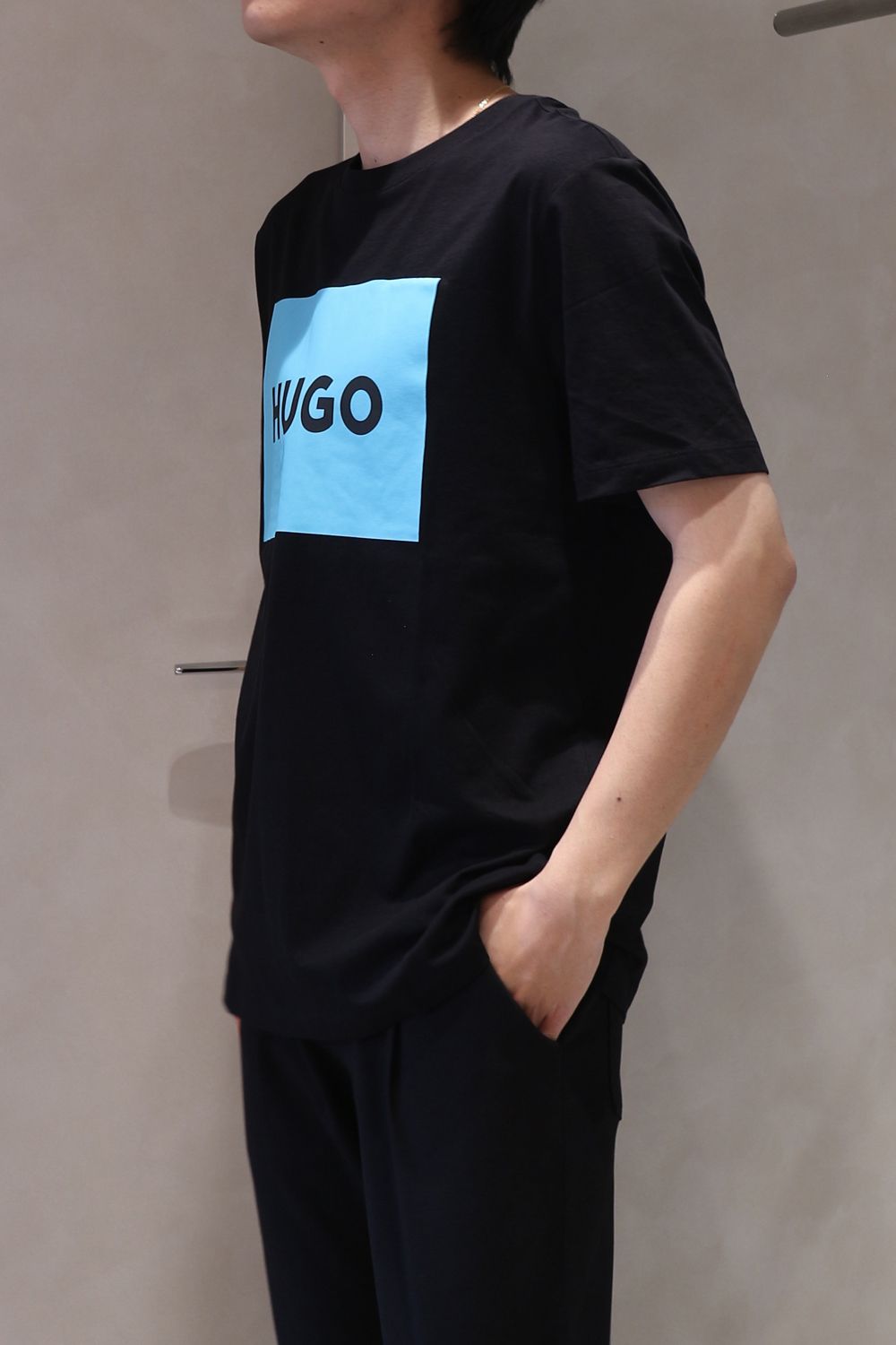 【HUGO RED】ラベルロゴ Tシャツ (ブラックブルー) / ユニセックス