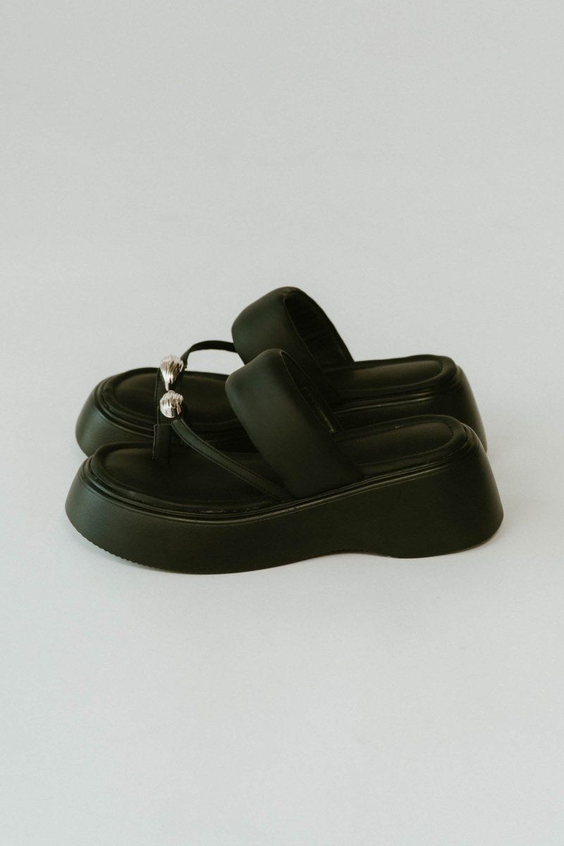 Knuth Marf ブラック トングサンダル 厚底 Knuth Marf - metal motif thong sandals / メタルモチーフ
