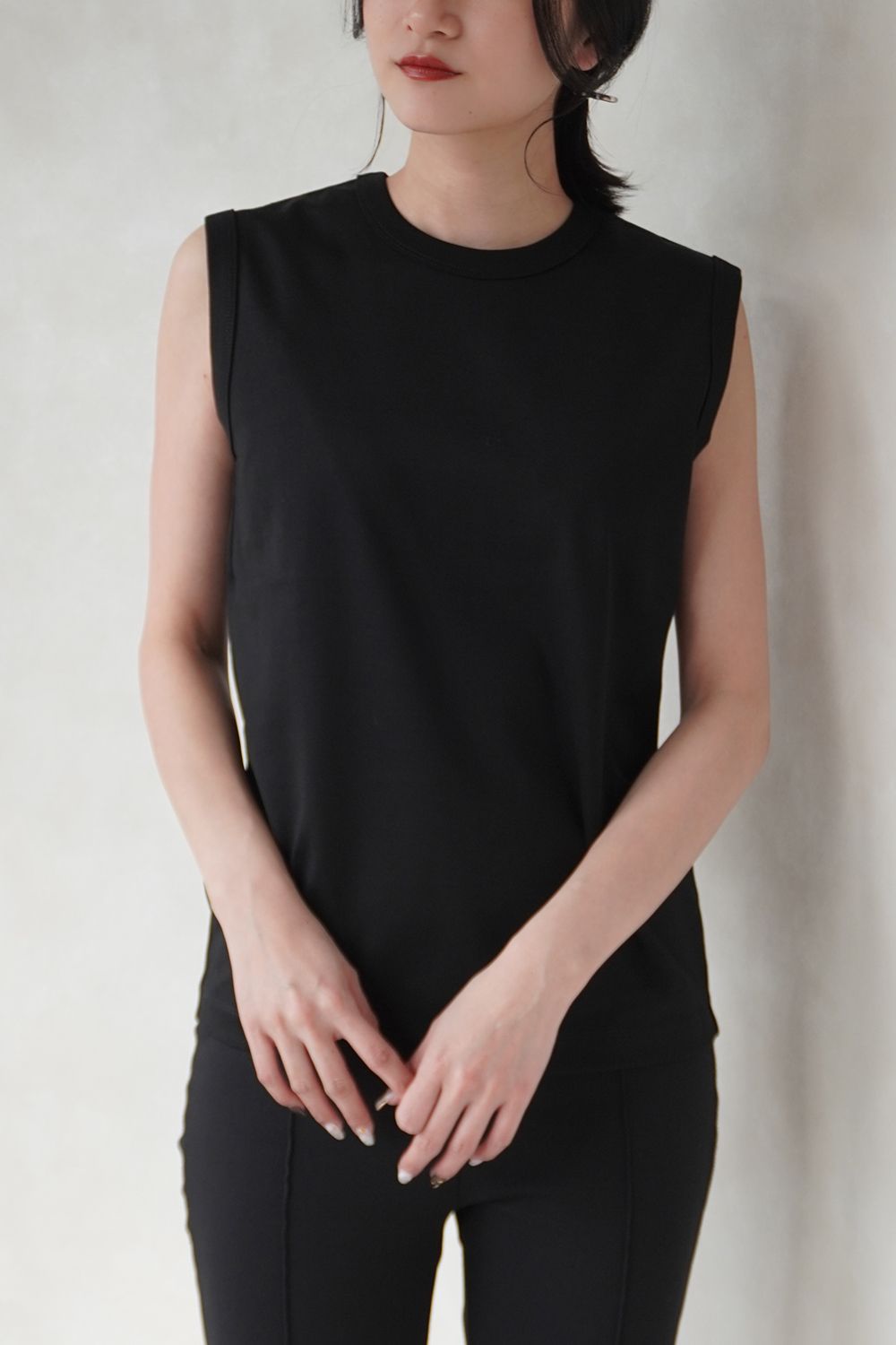 REFINA SLEEVELESS T-SHIRT / リフィナスリーブレスTシャツ (ブラック)