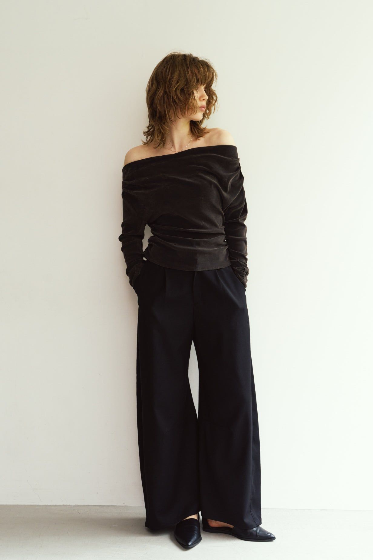 オフショルダー ベロアトップス (チャコール) off shoulder velour top (Charcoal) / 26AW