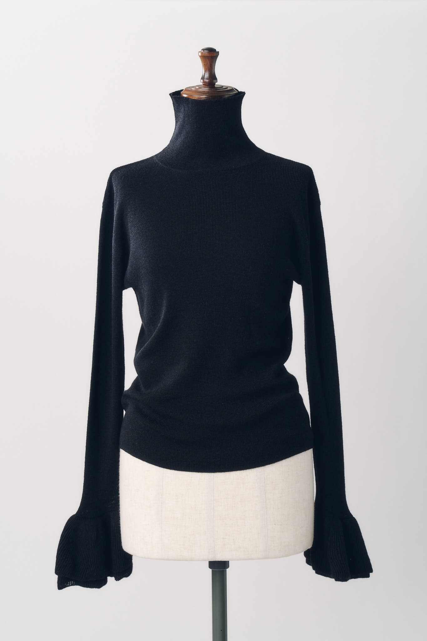 フリルハイネックニット (ブラック) frill high neck knit (Back) / 26AW