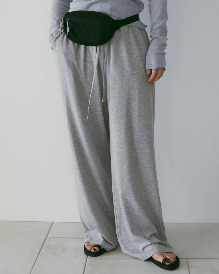 薄手のカットソーを使用したイージーパンツ。
ウエストゴムのワイドなシルエットで、ストレスフリーで着ていただける一枚。