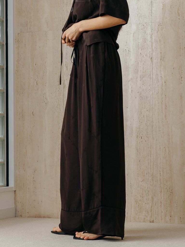 程よくゆとりのあるシルエットで、リラックス感がありながらも上品な素材のおかげでラフになりすぎないのがポイントです。