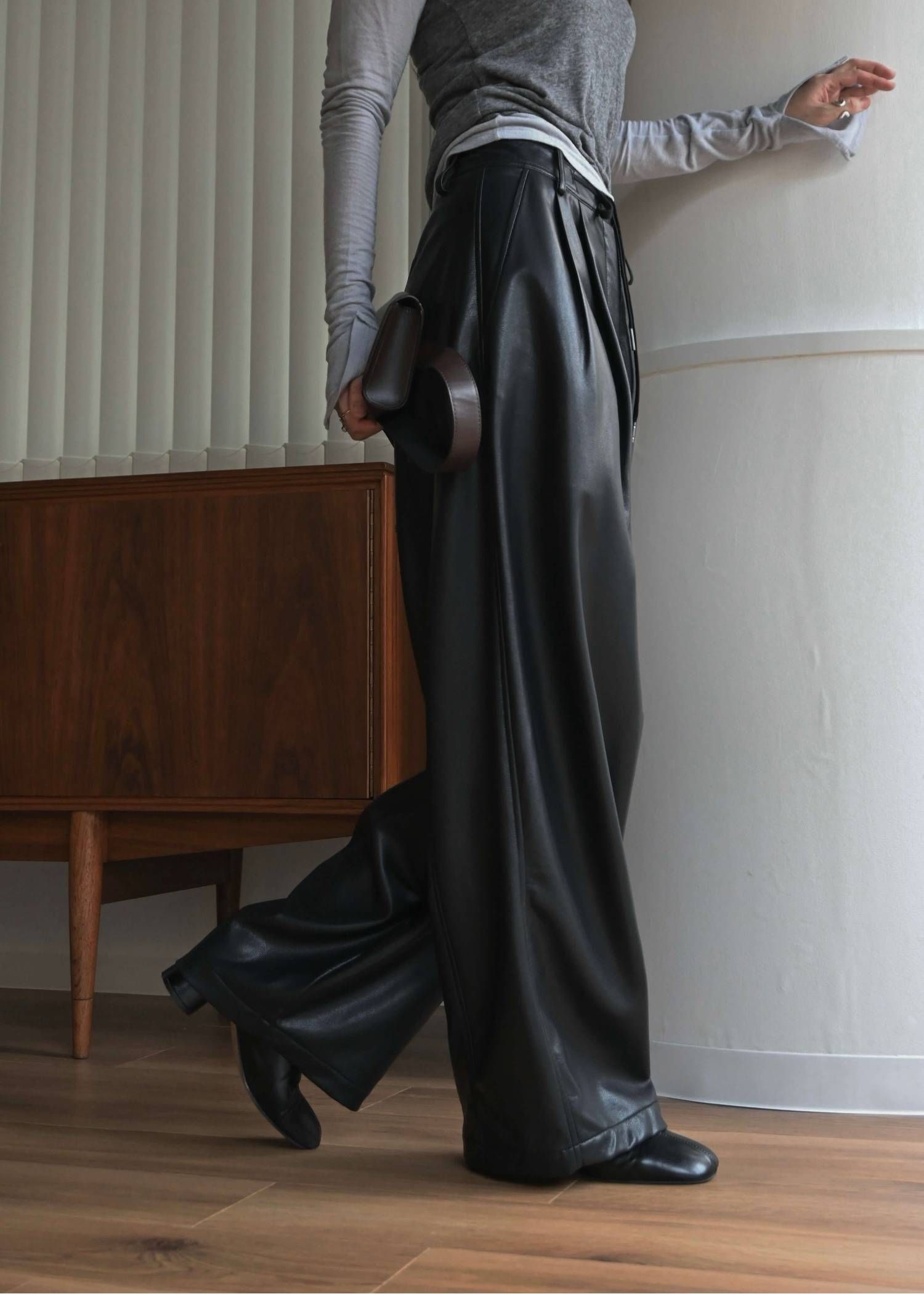 シンセティックレザーパンツ (ブラック) soft synthetic leather relaxed tuck PT (Black) /  26AW