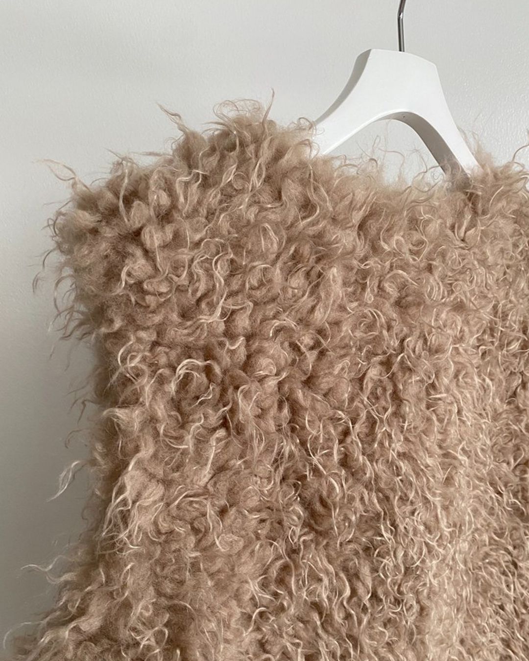 【先行予約】【26TH-18】カーリーファーベスト (グレージュ) Curly Fur Vest (Graige) /  エコファー  /  フェイクファー 【受注期間6/14 23:59まで】