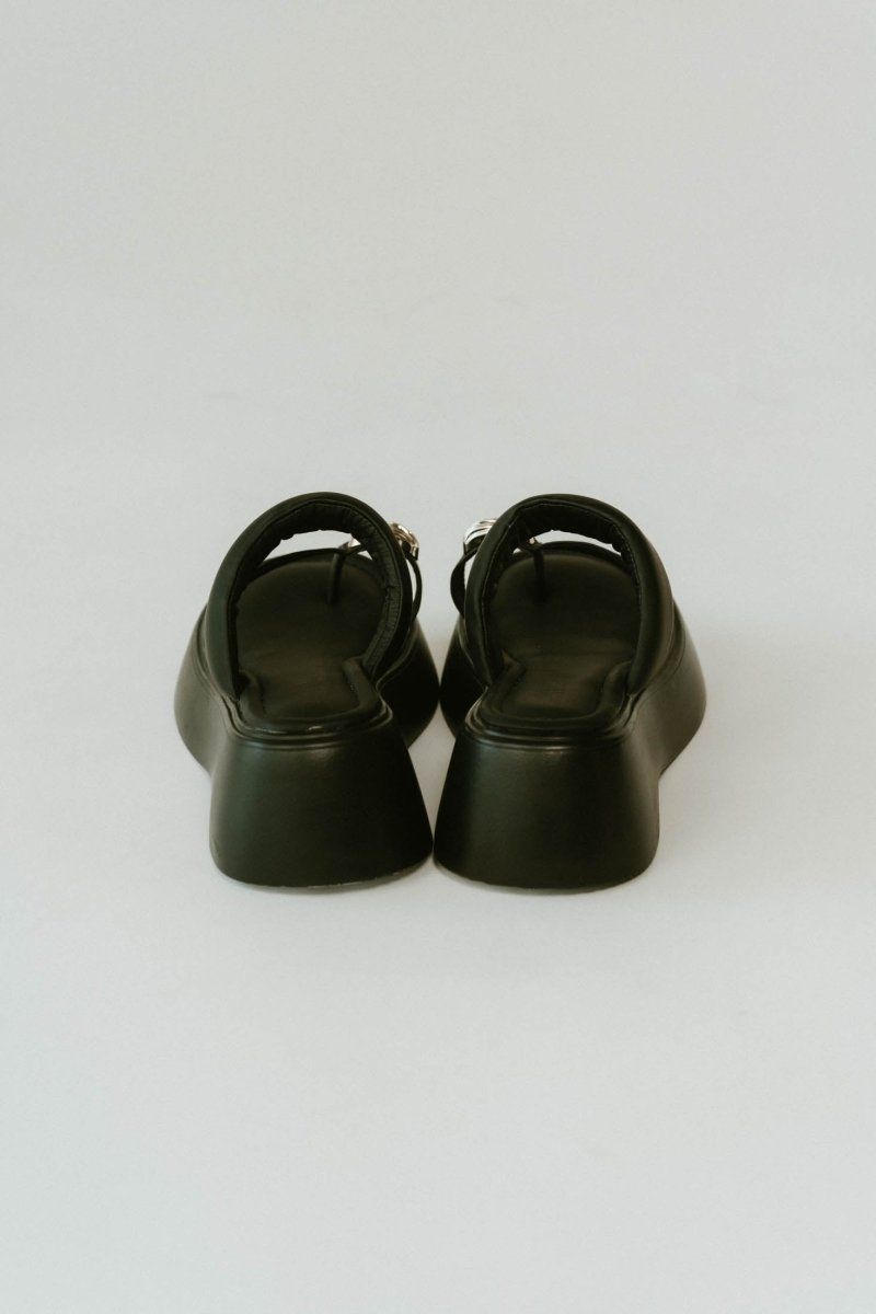 Knuth Marf ブラック トングサンダル 厚底 Knuth Marf - metal motif thong sandals / メタルモチーフ