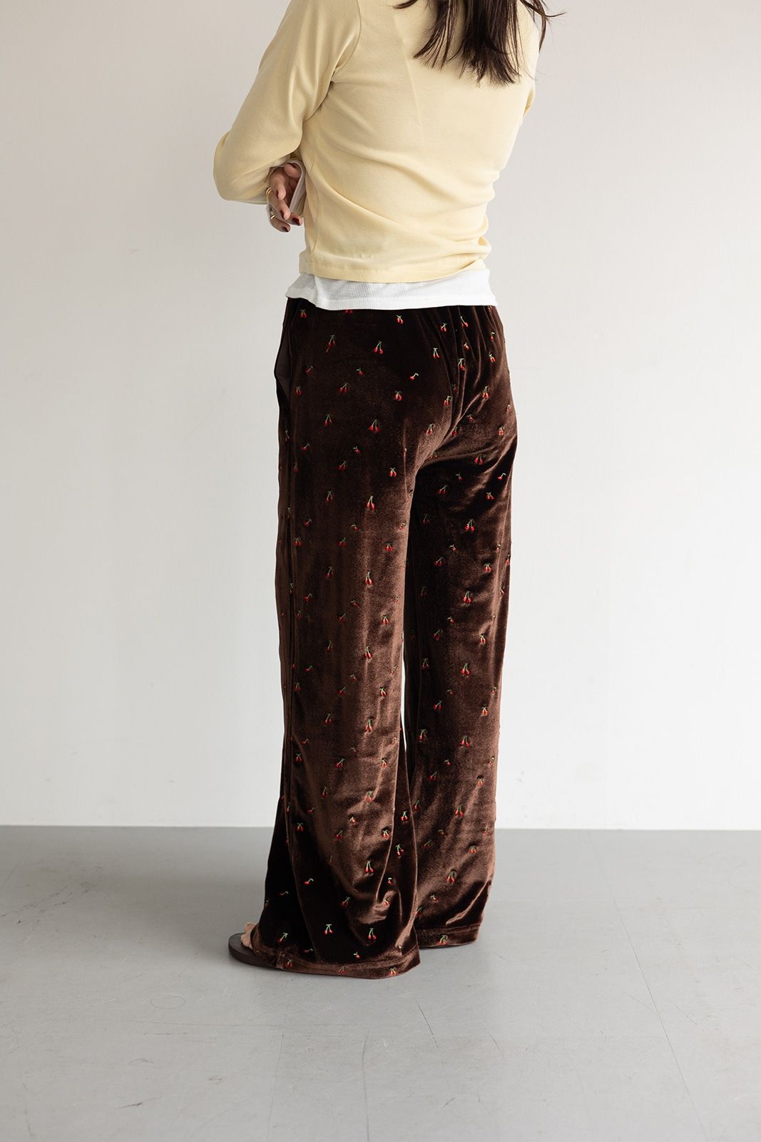 チェリーエンブロイダリーベロアパンツ (ブラウン) Cherry Embroidered Velour Pants (Brown) /  26SS