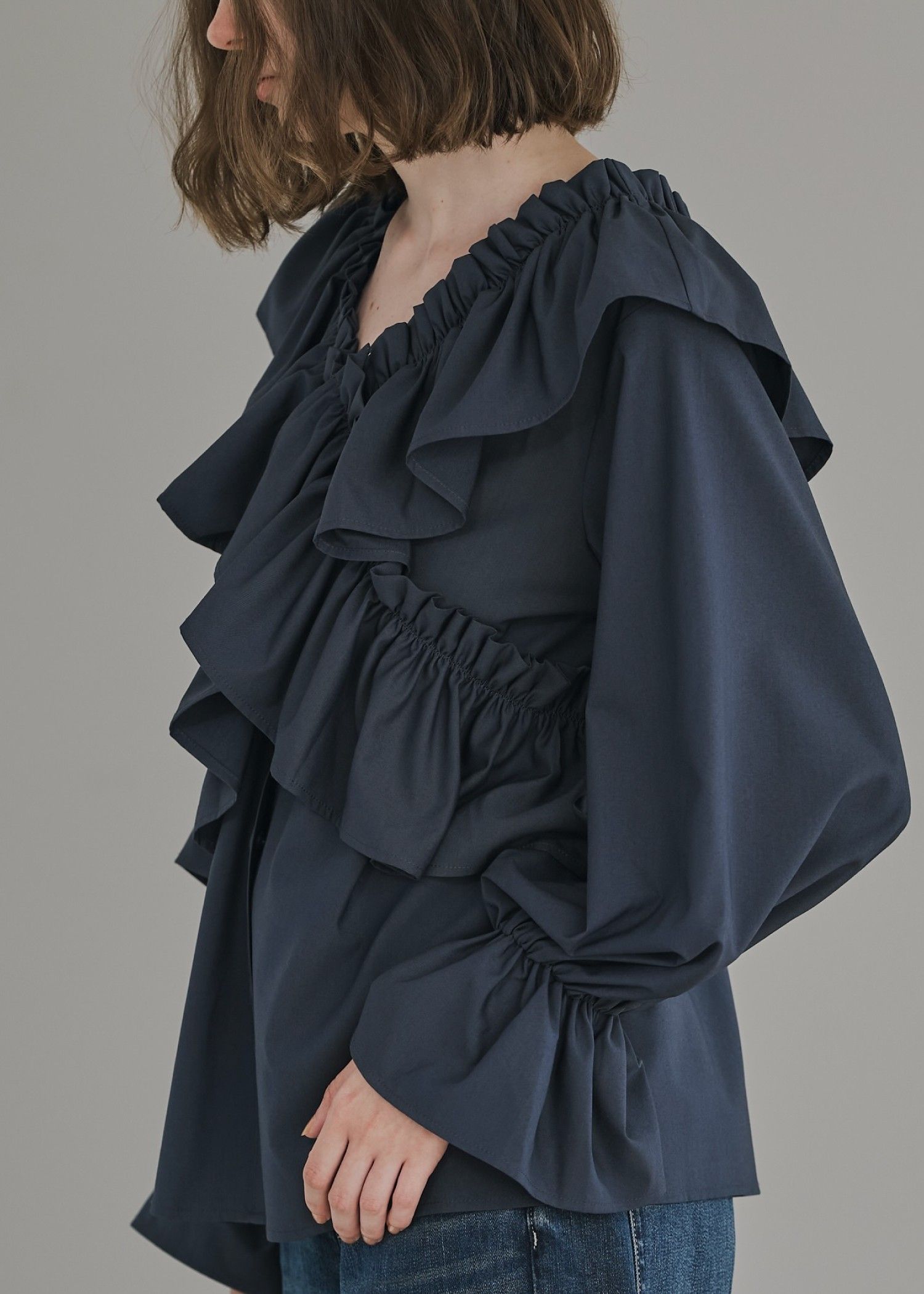 frill cross asymmetry BL / フリルクロス アシンメトリーブラウス (インディゴ) / 25AW