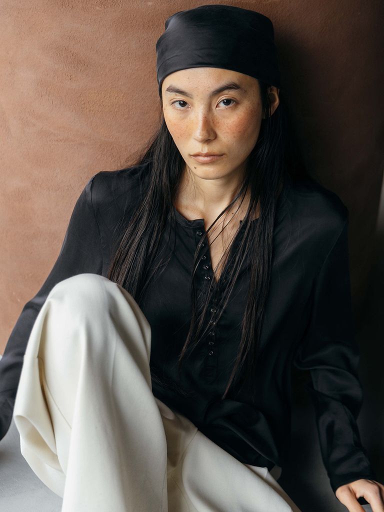 程よいカジュアルな見え方の中にも滑らかさとしなやかさが女性らしい素材になっています。