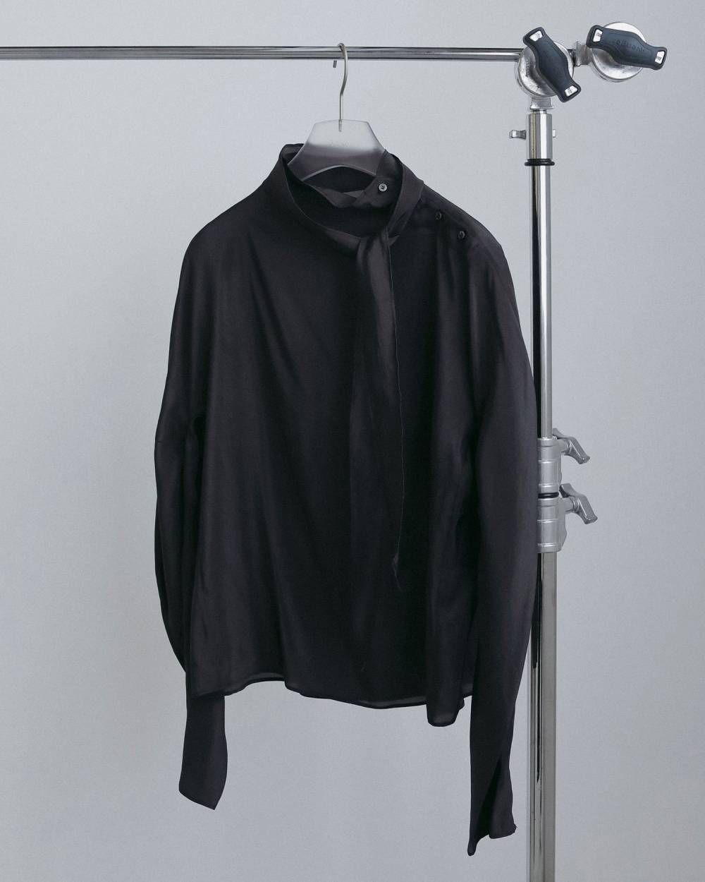 オーガンジー タイブラウス (ブラック) Organdy Tie Blouse (Black) / 26AW 【6月29日まで期間限定予約】