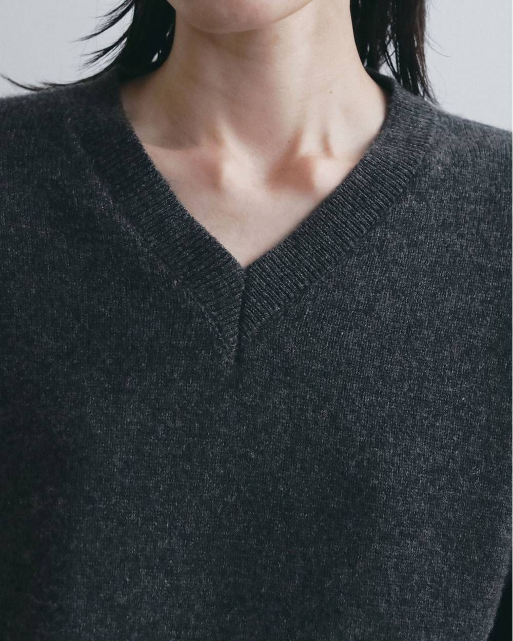ウールVネックニット (チャコールグレー) Wool Vneck Knit (Charcoal gray) / 26AW 【6月29日まで期間限定予約】