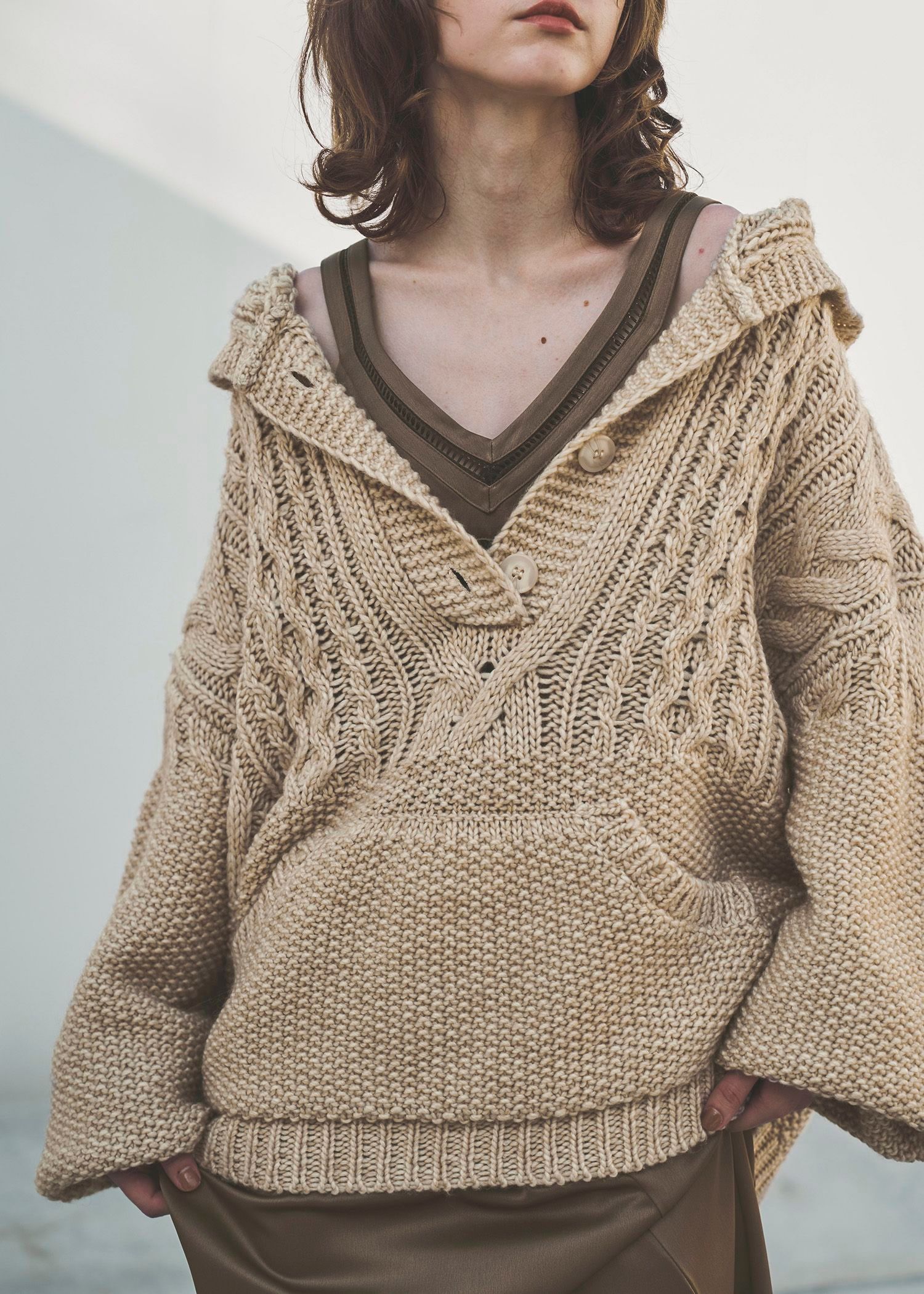 skipper hoodie cable muff pocket knit / スキッパー ケーブルニットフーディ (タン) / 25AW