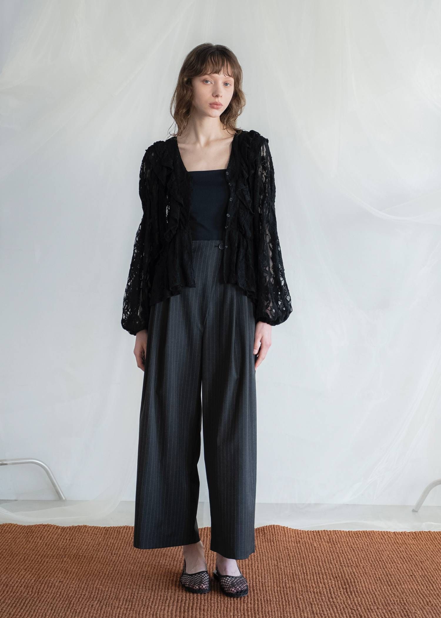 ボリュームスリーブ レースブラウス (ブラック) tiered frill neck volume sleeve lace BL (Black) /  26SS