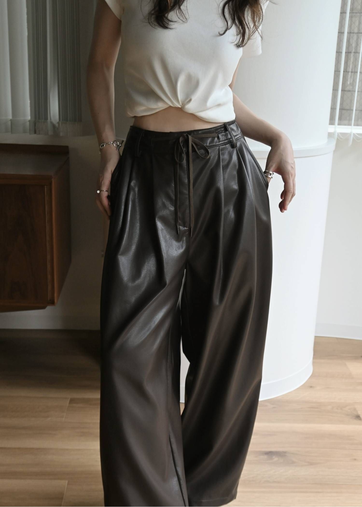 シンセティックレザーパンツ (アーモンド) soft synthetic leather relaxed tuck PT (Almond) /  26AW