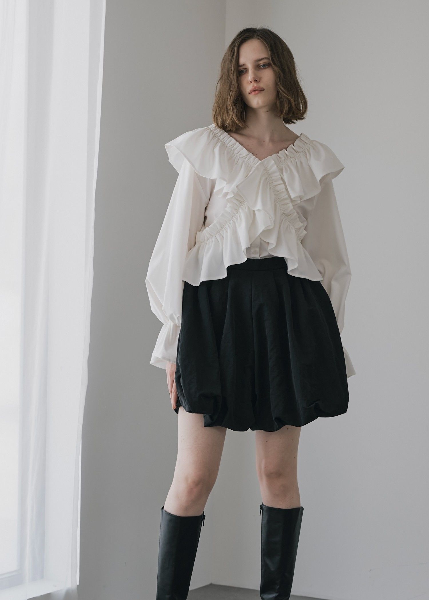 frill cross asymmetry BL / フリルクロス アシンメトリーブラウス (アイボリー) / 25AW
