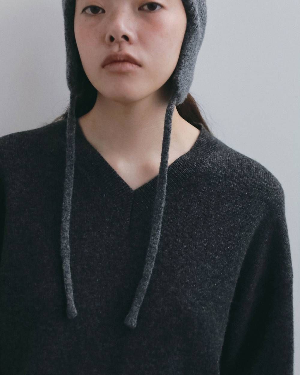 ウールVネックニット (チャコールグレー) Wool Vneck Knit (Charcoal gray) / 26AW 【6月29日まで期間限定予約】