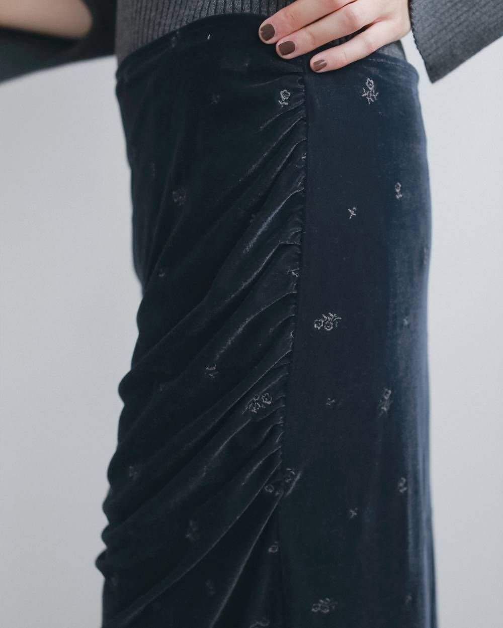 エンブロイダリー フラワーベロアスカート (ネイビー) Embroidery Flower Velourskirt (Navy) / 26AW 【6月29日まで期間限定予約】