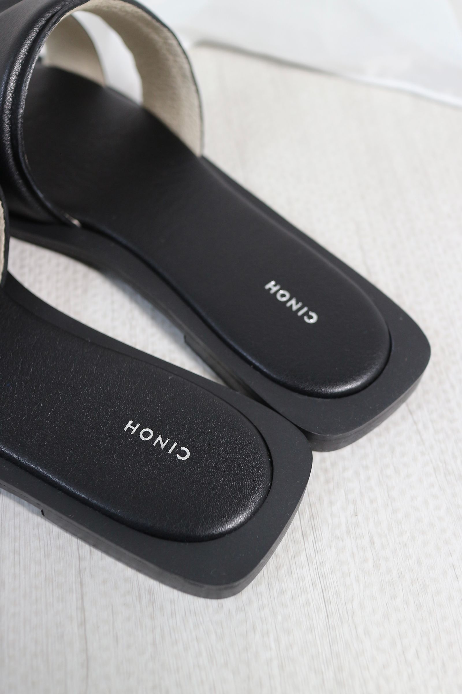 SQUARE TOE FLAT SANDAL / スクエアトゥフラットサンダル (ブラック)