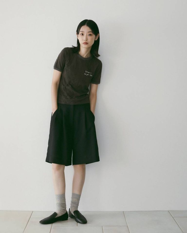 膝くらいまでの長め丈で、大人っぽく着用いただけるハーフパンツに仕上げています。