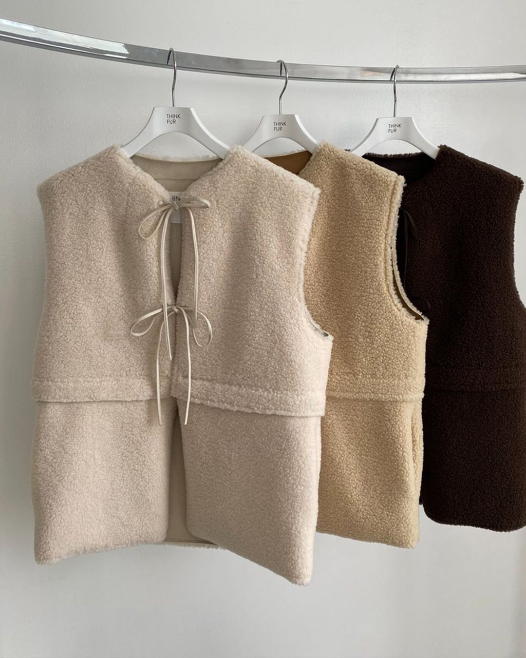 【先行予約】【26TH-15】ムートン調ボアショートベスト (アイボリー) Mouton Like Boa Short Vest (Ivory) /  エコファー  /  フェイクファー 【受注期間6/14 23:59まで】