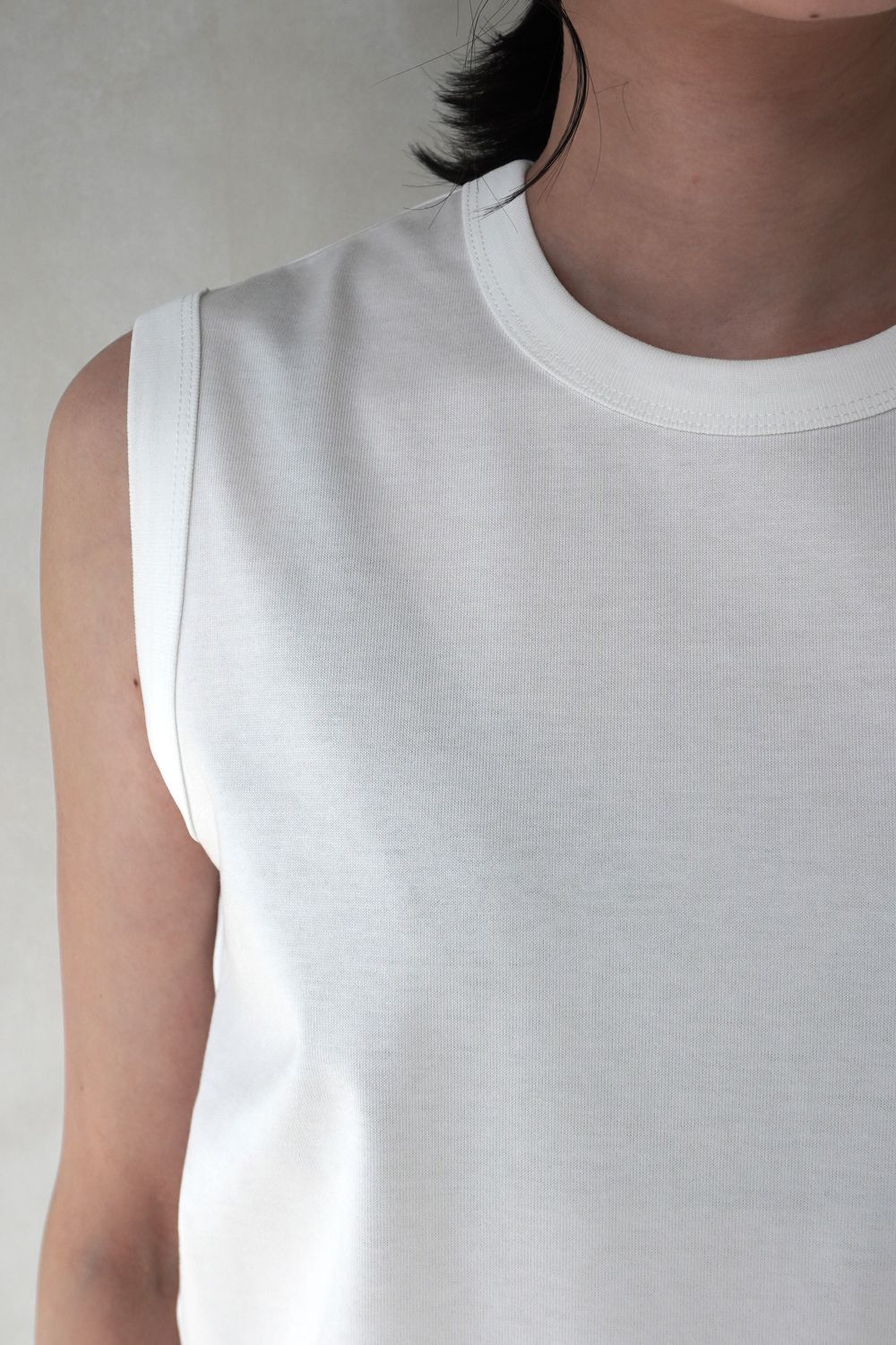 REFINA SLEEVELESS T-SHIRT / リフィナスリーブレスTシャツ (オフホワイト)