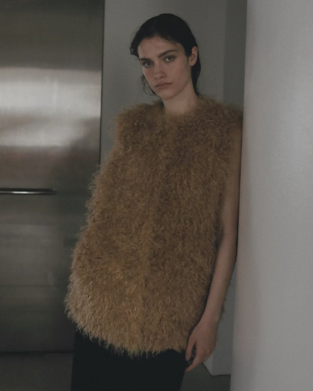 【先行予約】【26TH-18】カーリーファーベスト (マスタード) Curly Fur Vest (Mustard) /  エコファー  /  フェイクファー 【受注期間6/14 23:59まで】