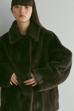 RECYCLE POLYESTER FUR SHORT COAT / リサイクルポリエステル ファーショートコート (チャコール) 体型カバー / 綺麗めカジュアル