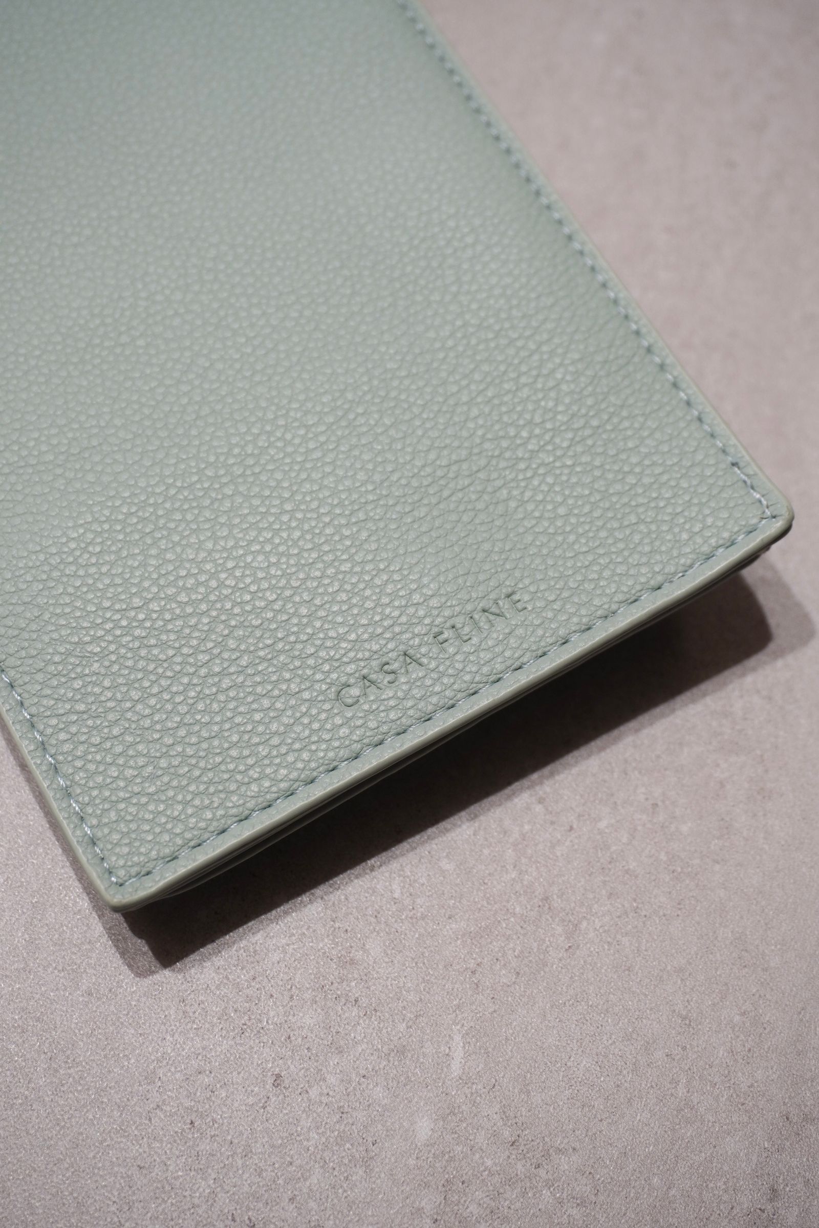 RECYCLING LEATHER MULTI MOBILE POUCH / リサイクルレザーマルチモバイルポーチ (セージ) スマホショルダー/コインケース・カードホルダー付き / 取り外し可能