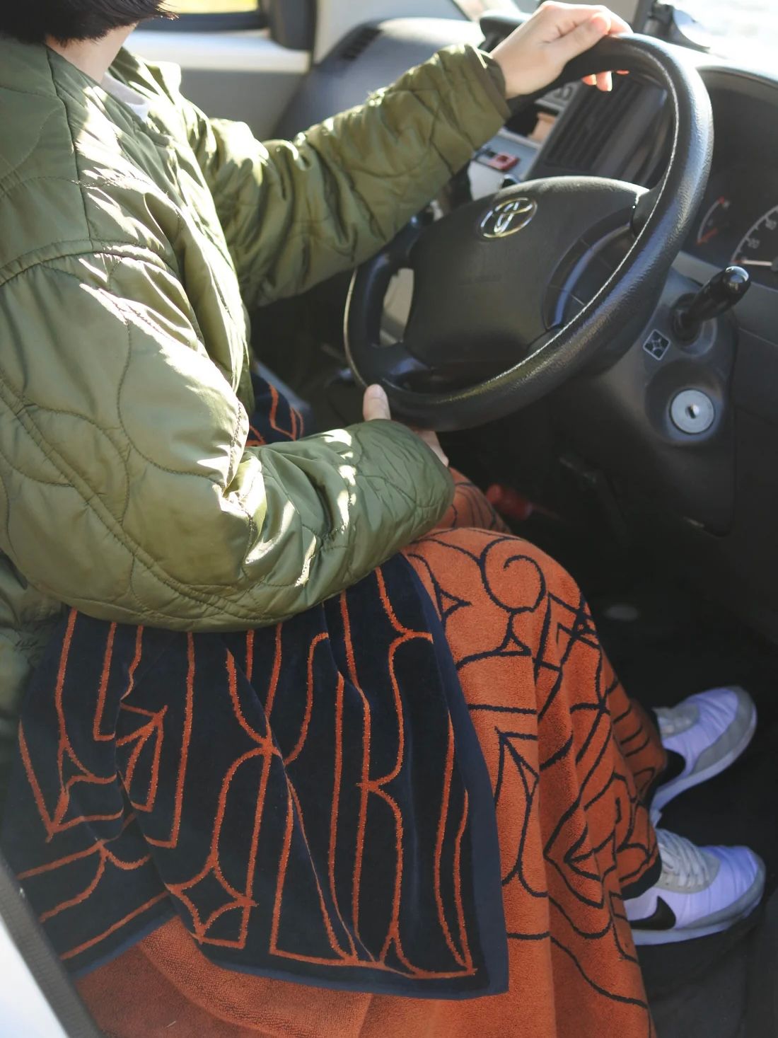 アイヌ文様の今治タオルブランケット (チカラカラペ - ネイビー×オレンジ)