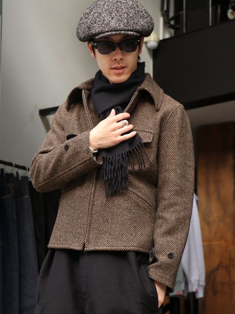 ”ウールジャケット×オーバーオール” 季節感を取り入れたワークスタイル