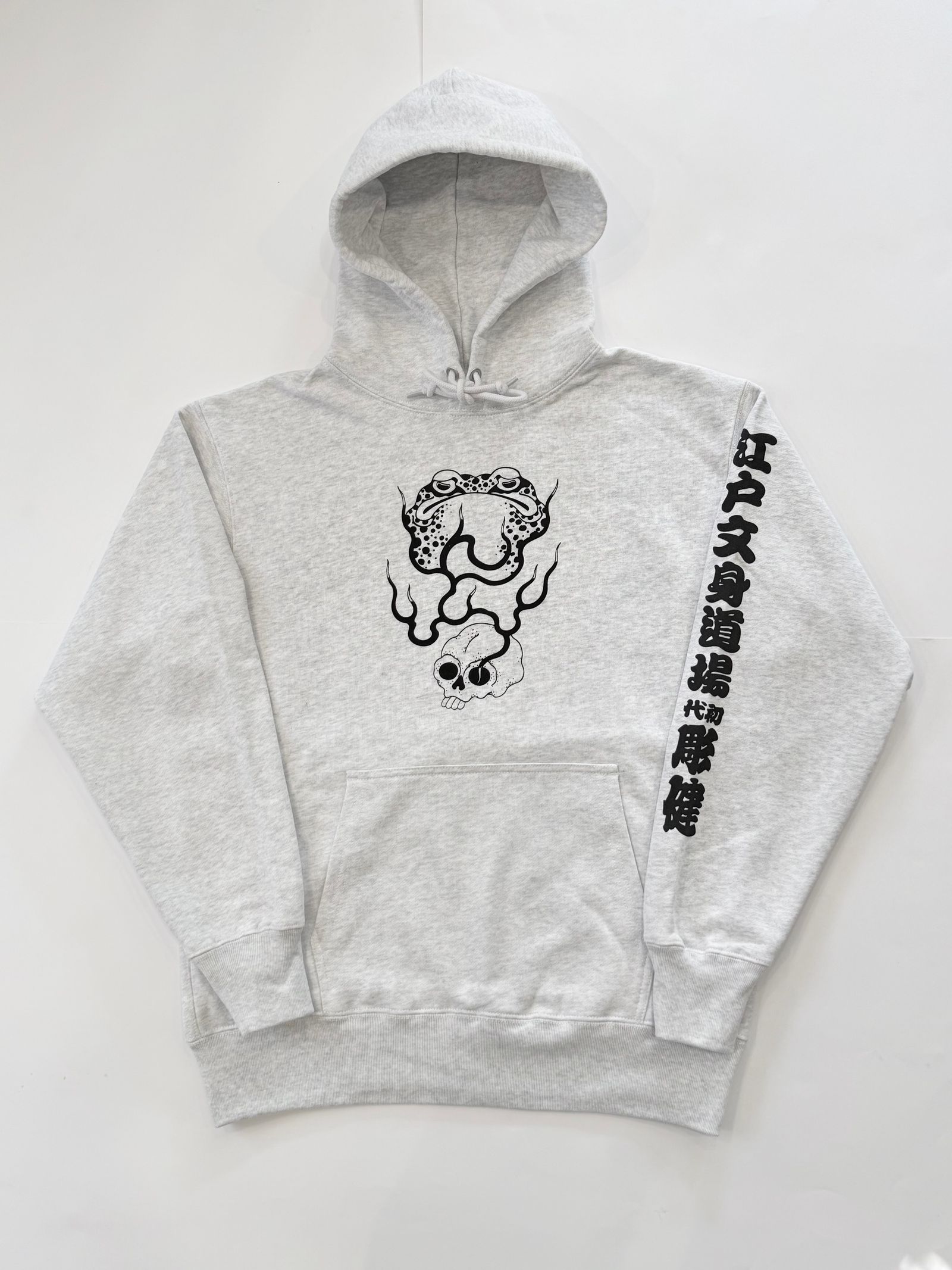 PULLOVER HOODIE "がまん"(ASH GRAY) SKANDA 26TH DESIGN by江戸文身道場 彫健