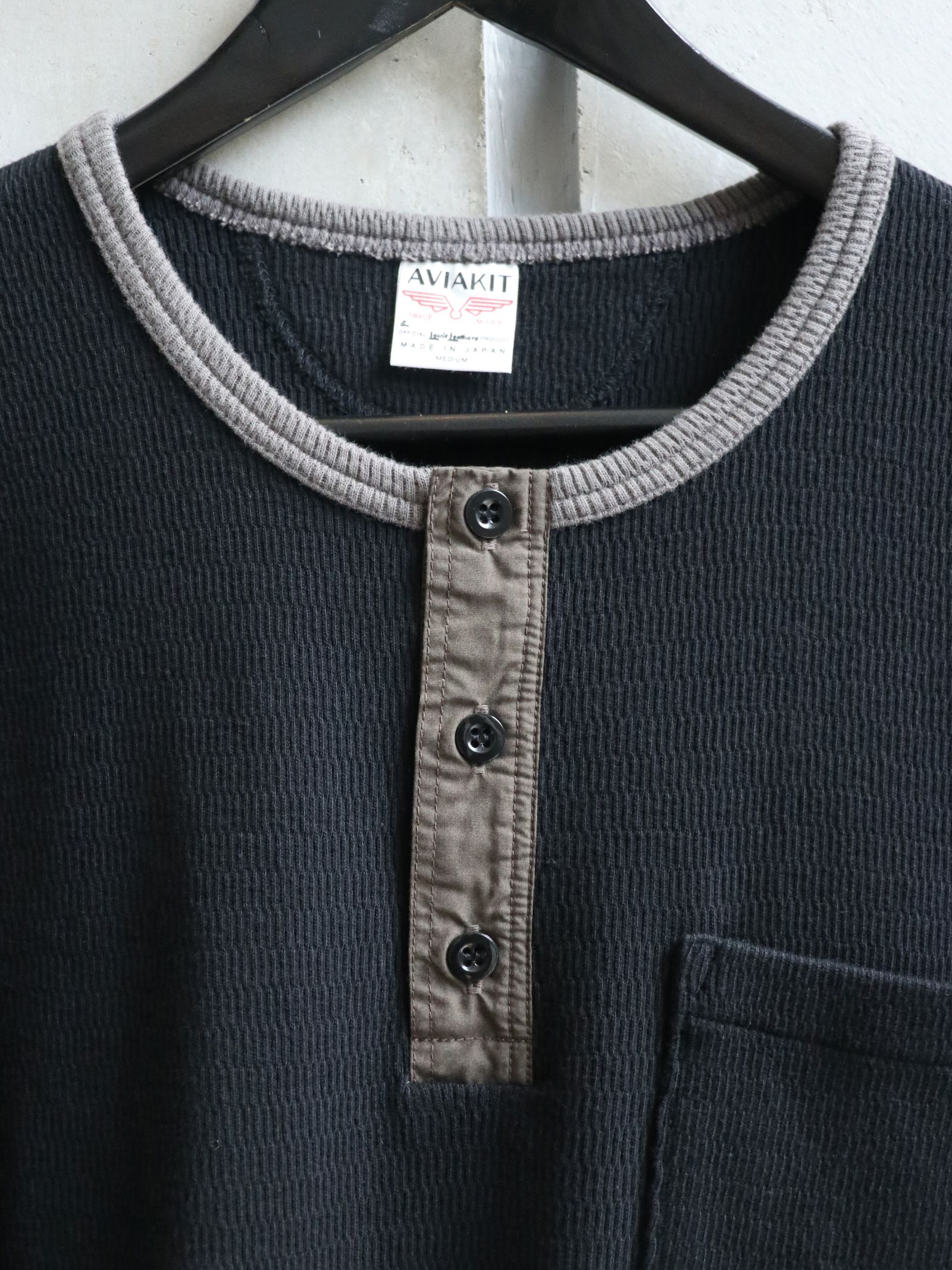 "AVIAKIT WAFFEL" T-SHIRTS HENLEY NECK (BLACK×GRAY)