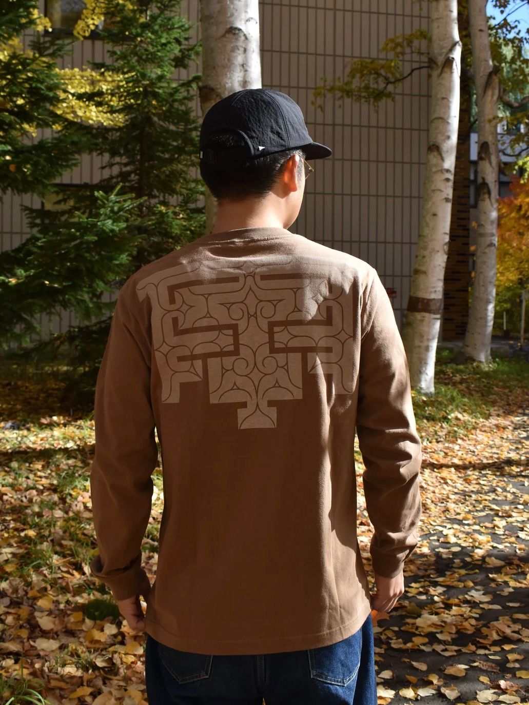 バックプリント長袖コットンTシャツ -cikarkarpe- (DARK CAMEL)