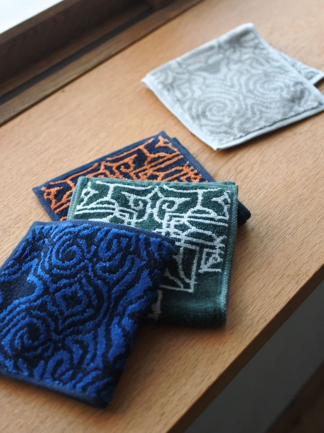 アイヌ文様の今治タオルハンカチ (カパラミプ - ブルー×ネイビー)