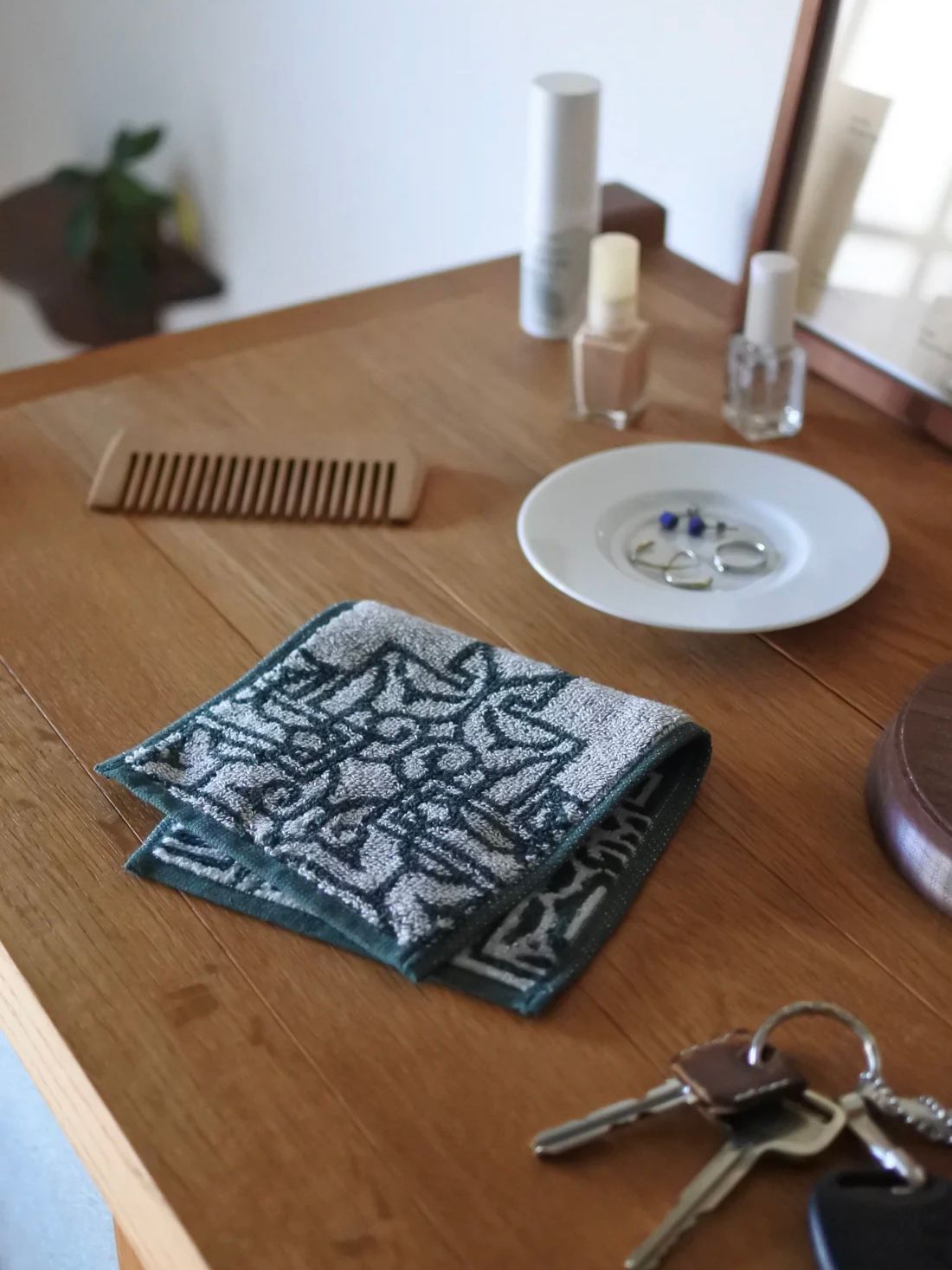 アイヌ文様の今治タオルハンカチ (チカラカラペ - ダークグリーン×サンドベージュ)