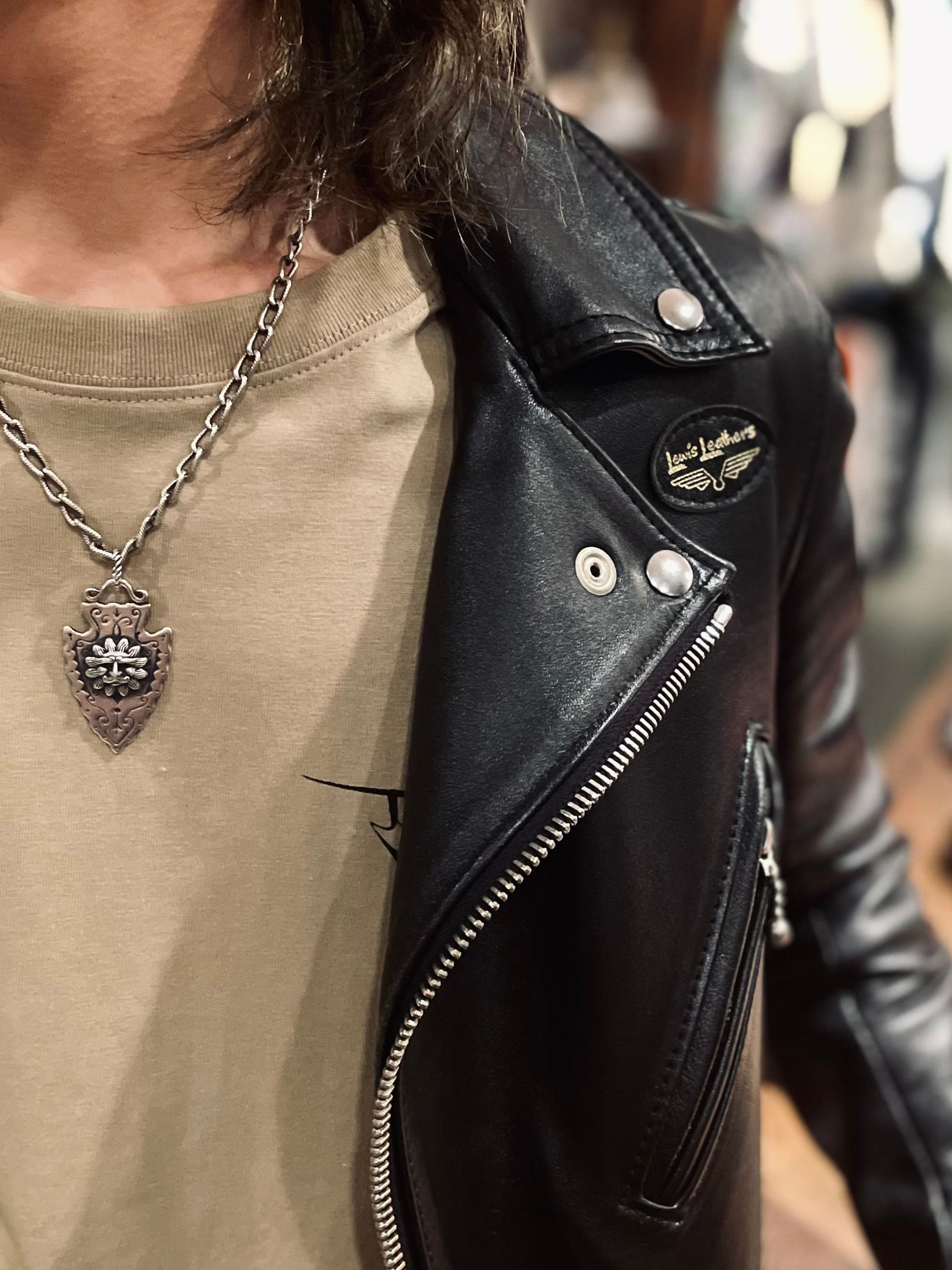 Lewis LeathersとSKANDAオリジナルでバチっと決める。